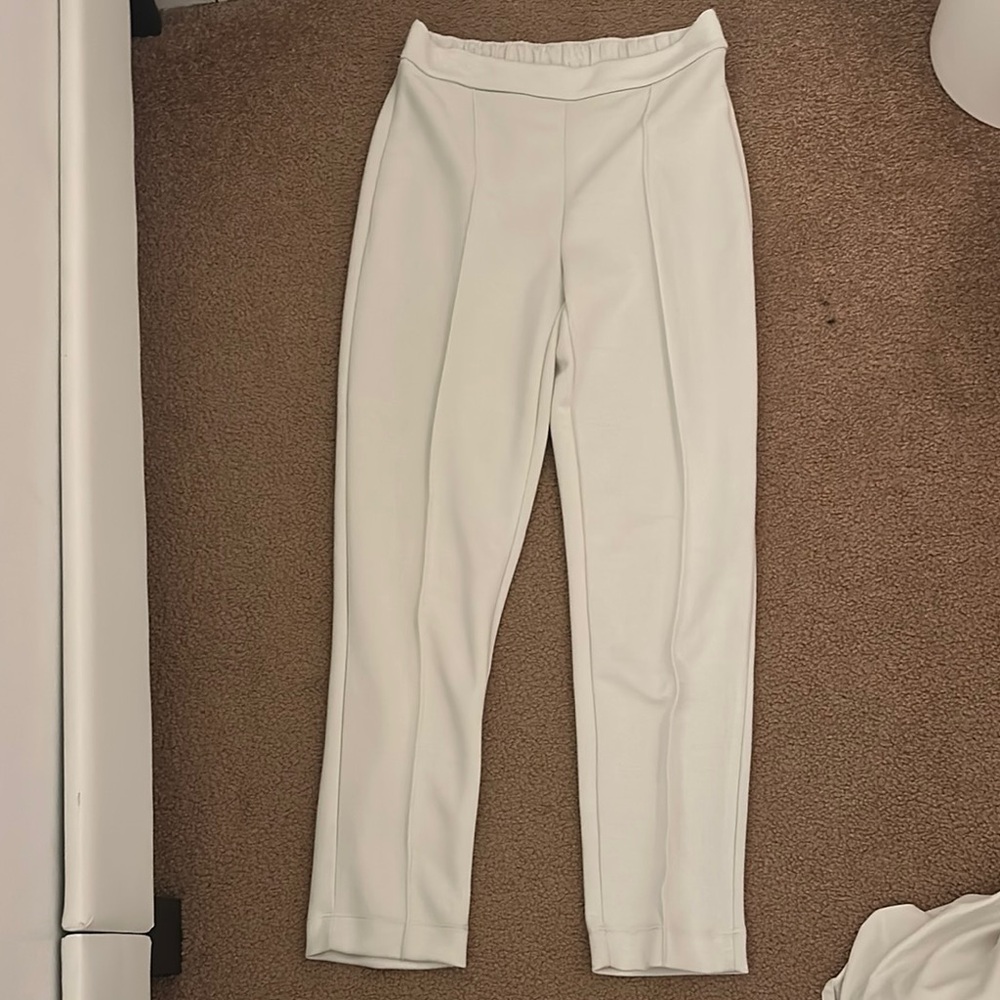 Tahari White Straight Leg Pants with Tailored Design